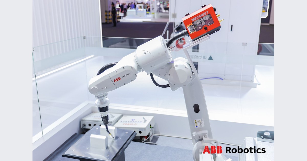 Fotografía oficial de un ABB IRB 1700ID con antorcha de soldadura junto a una pieza metálica en una célula de demostración de CIIF 2026.