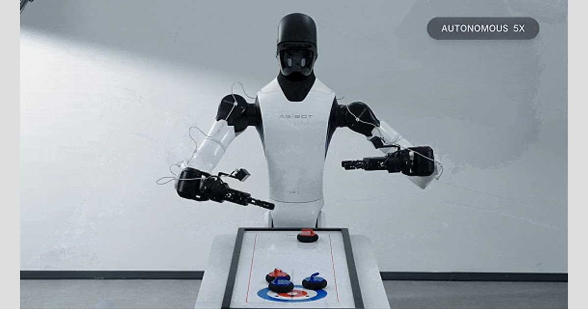 Fotograma oficial de AGIBOT: robot de dos brazos ante un tablero de curling con discos rojos y azules; el vídeo indica reproducción a cinco veces la velocidad real.