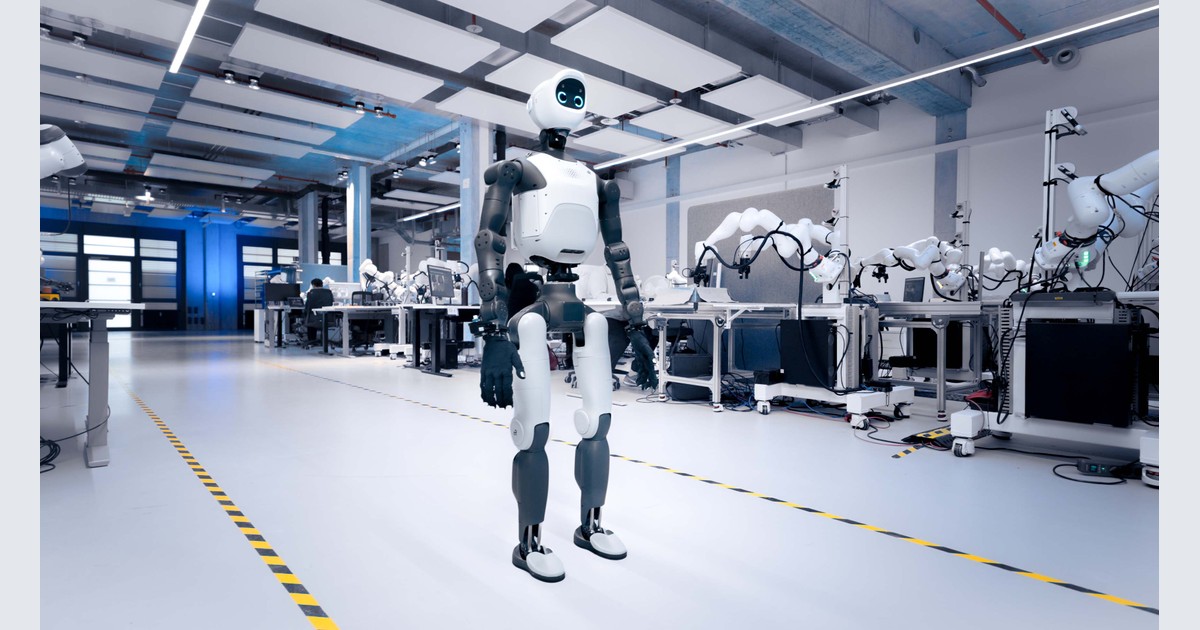 Imagen oficial de Agile ONE SN, un humanoide blanco y gris con manos de cinco dedos, de pie en un laboratorio rodeado de brazos robóticos.