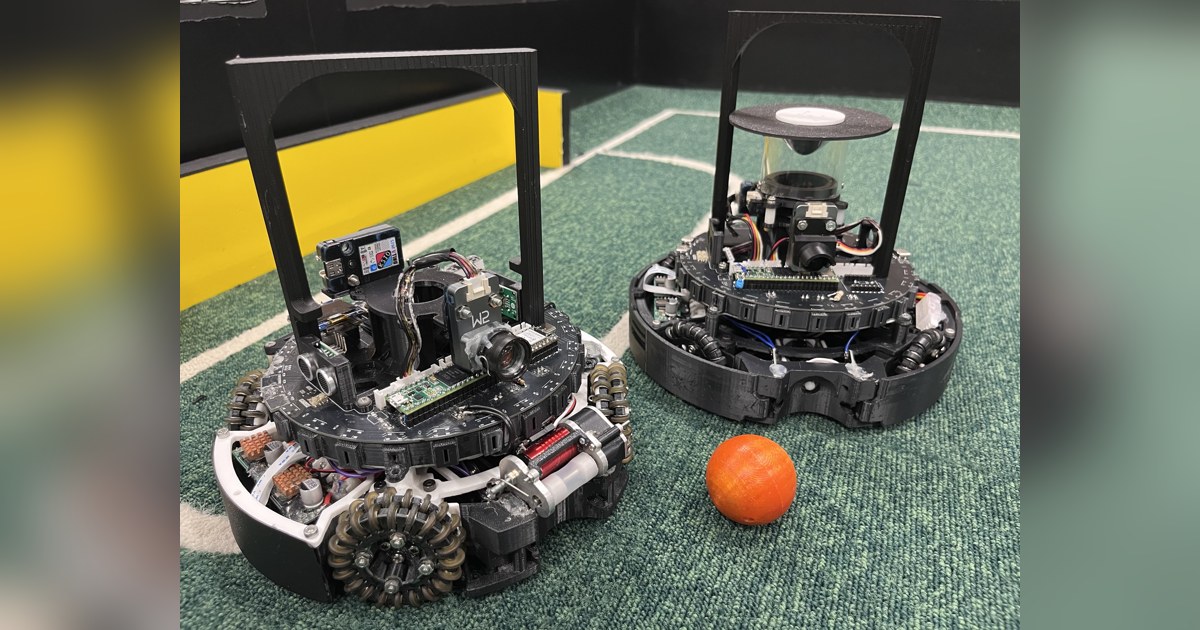 Fotografía del equipo AIR de dos ejemplares completos de su robot de fútbol de 2026, con ruedas omnidireccionales y sensores.
