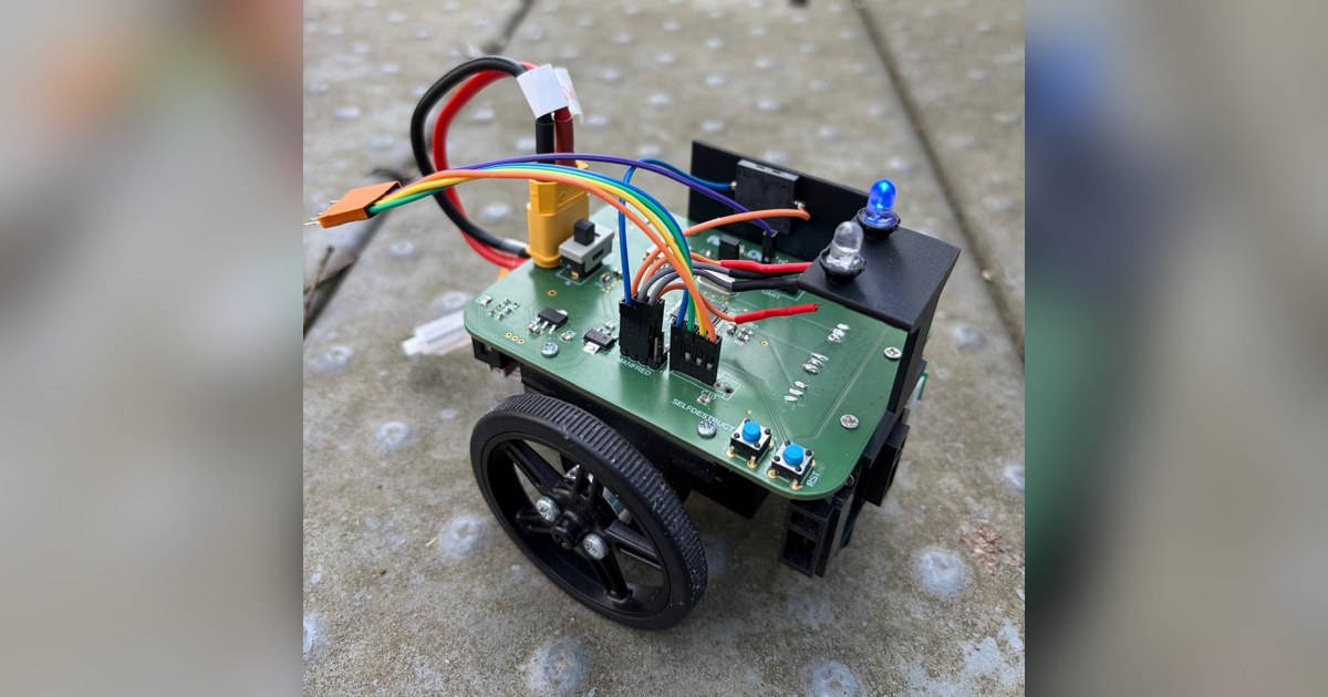Recorte de una fotografía del equipo de Airflow Don, con placa verde, ruedas, sensores y cableado sobre el cuerpo.