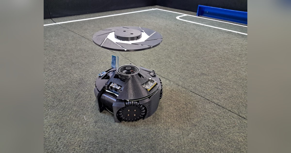 Fotografía de Aperture Open publicada en su cartel de 2025 del robot completo sobre el campo, con espejo superior y ruedas propias.