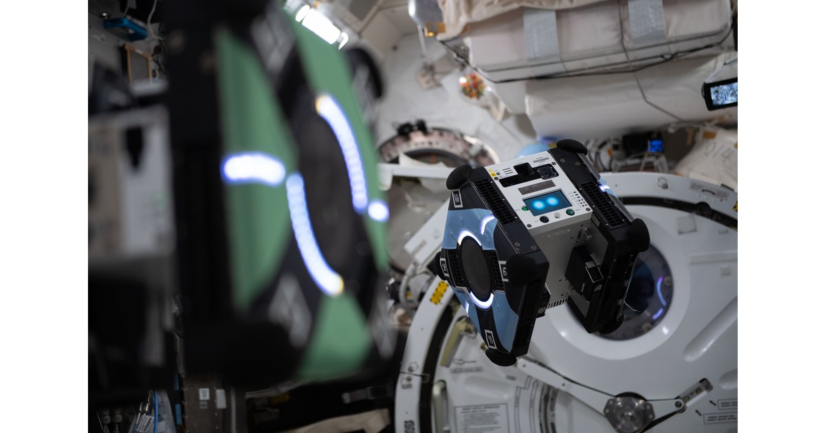 Un robot cúbico Astrobee fotografiado dentro de la Estación Espacial Internacional.