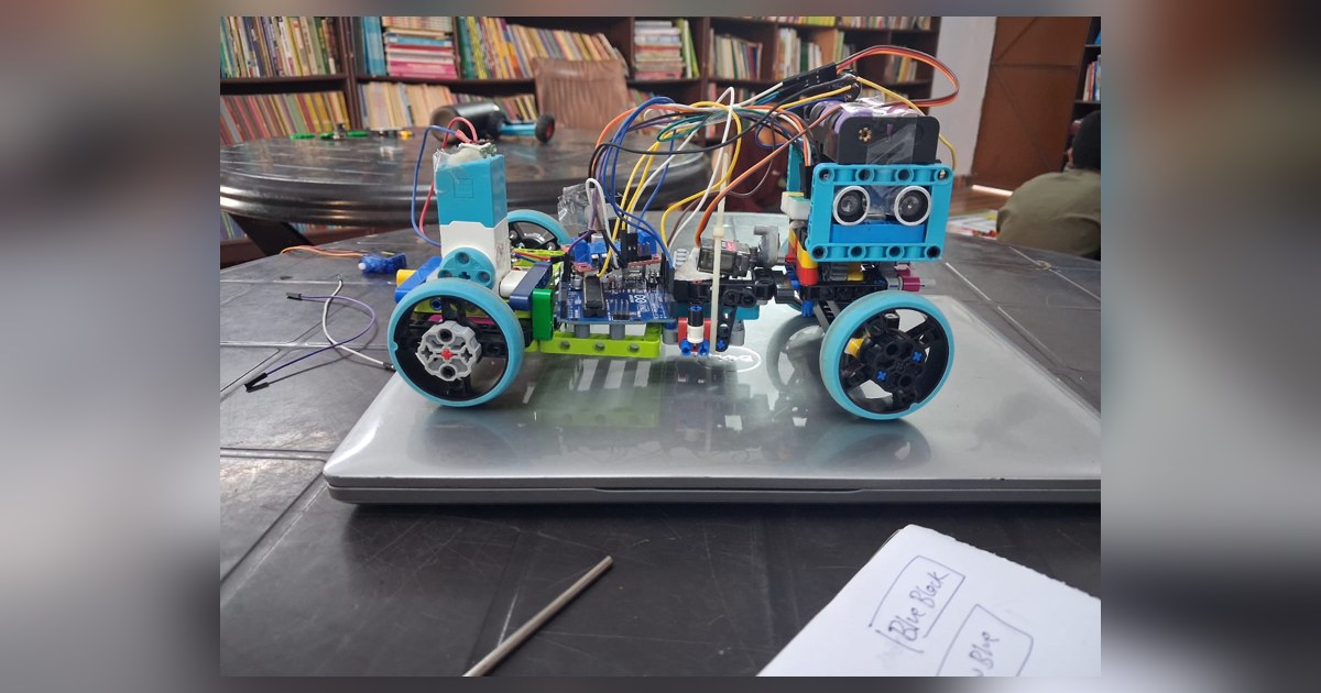 Fotografía publicada por Equipo Aurum TriMech de Aurum TriMech prototipo educativo 2026, con el cuerpo completo, sus ruedas y los sensores visibles en el montaje físico.