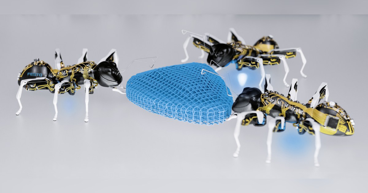 Tres BionicANTs completos alrededor de un objeto azul en una demostración de cooperación publicada por Festo.