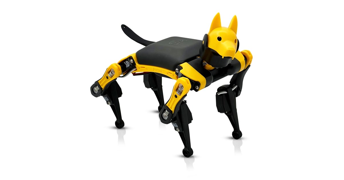 Perro robot Petoi Bittle X V2 negro y amarillo, con las cuatro patas articuladas, en una fotografía oficial sobre fondo blanco.