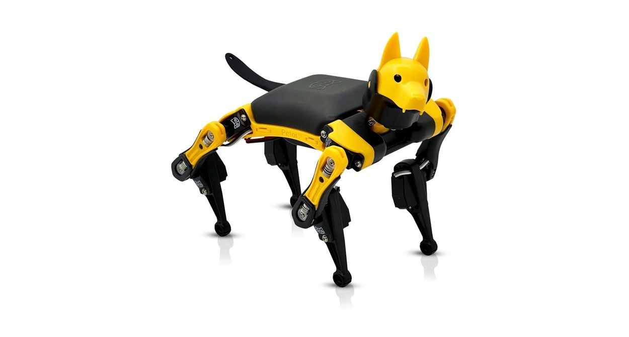 Fotografía oficial del perro robot Bittle X negro y amarillo, visto en tres cuartos con las cuatro patas completas sobre fondo blanco.