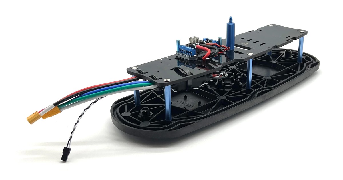 BlueBoat equipado con instrumentación en una fotografía oficial de Blue Robotics.