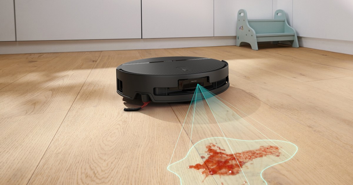 Render promocional oficial del Bosch Spotless 2 Advanced+ negro sobre un suelo de madera, con un gráfico que representa la detección de una mancha.
