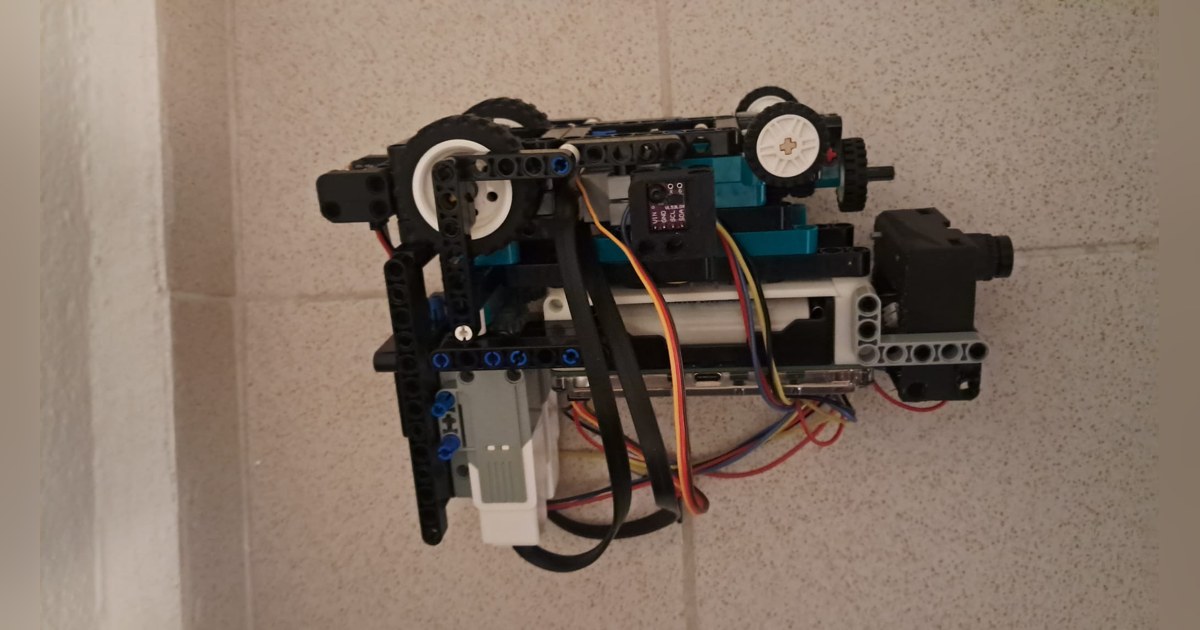 Fotografía del Team Çakatech de su coche robot completo, construido con piezas LEGO y electrónica visible.