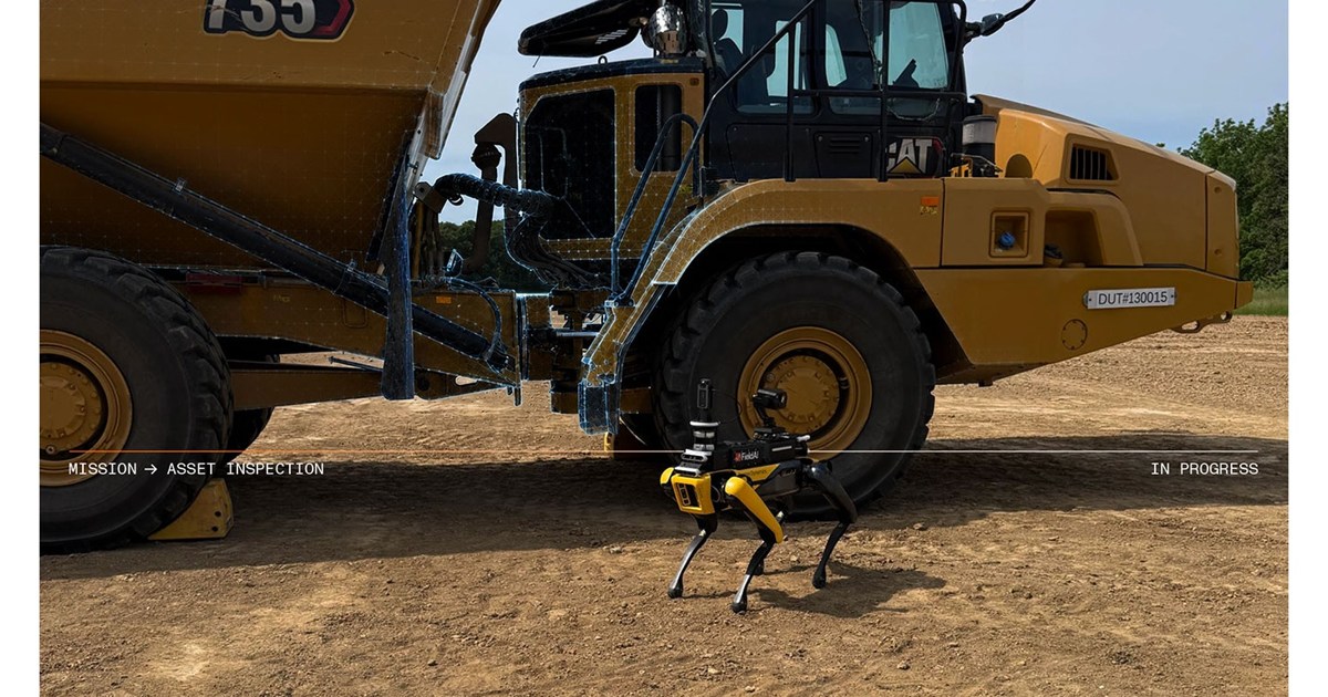 Cuadrúpedo equipado por FieldAI junto a un camión articulado Cat, en una imagen oficial con superposición gráfica de inspección.