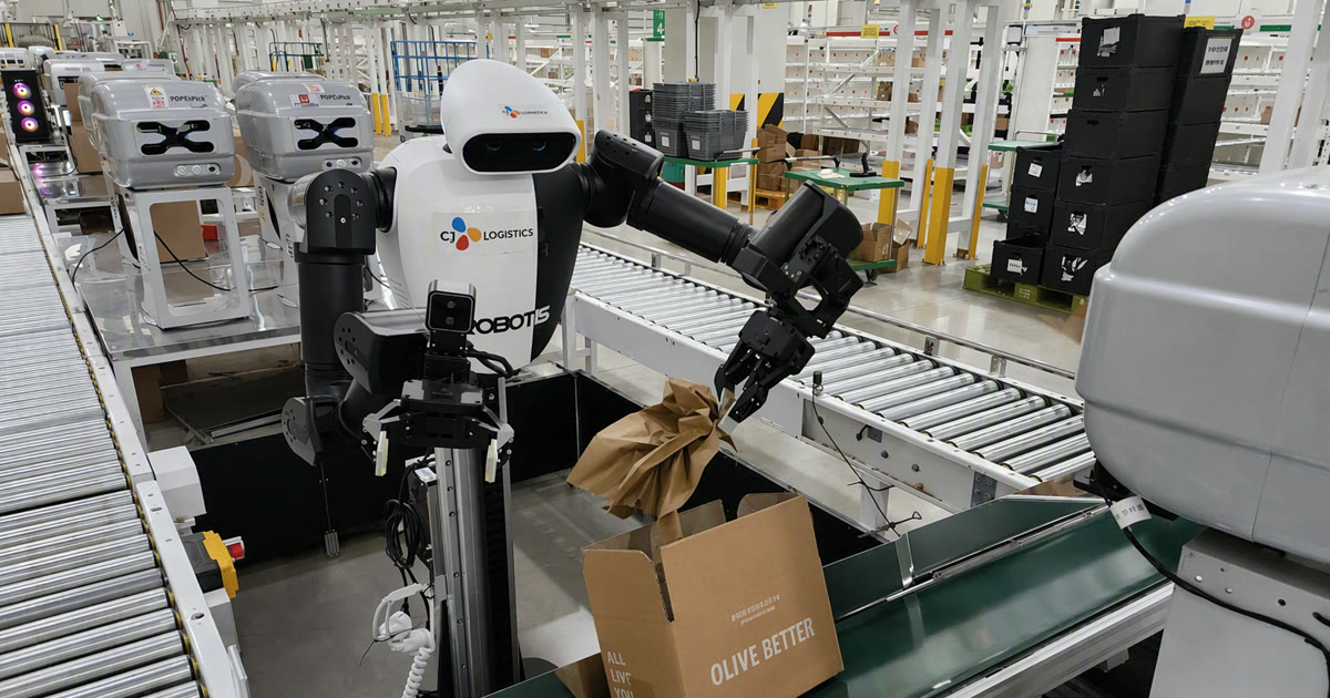 CJ Logistics pone dos humanoides a embalar pedidos reales