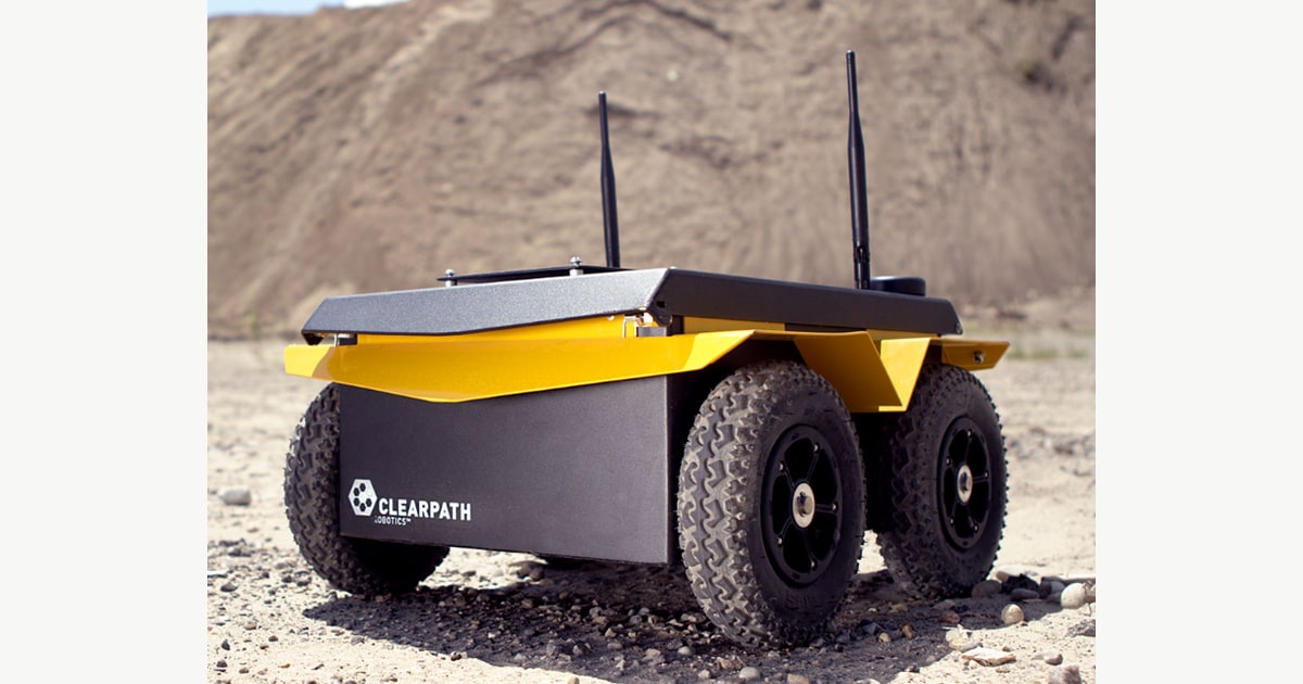 Jackal J100 de Clearpath con cuatro ruedas sobre terreno exterior