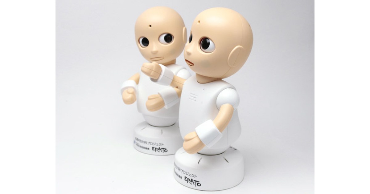 Dos robots CommU blancos de sobremesa con ojos y cabeza articulados.