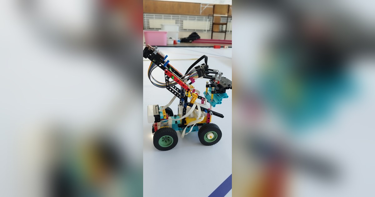 Fotografía de Controlled C.H.A.O.S. de su coche robot completo, construido con piezas SPIKE Prime y un soporte inclinado de percepción.