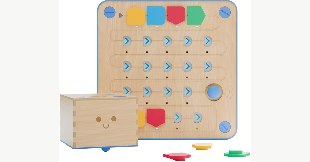 Render oficial de Cubetto+ con su robot de madera, tablero de 18 pasos y bloques