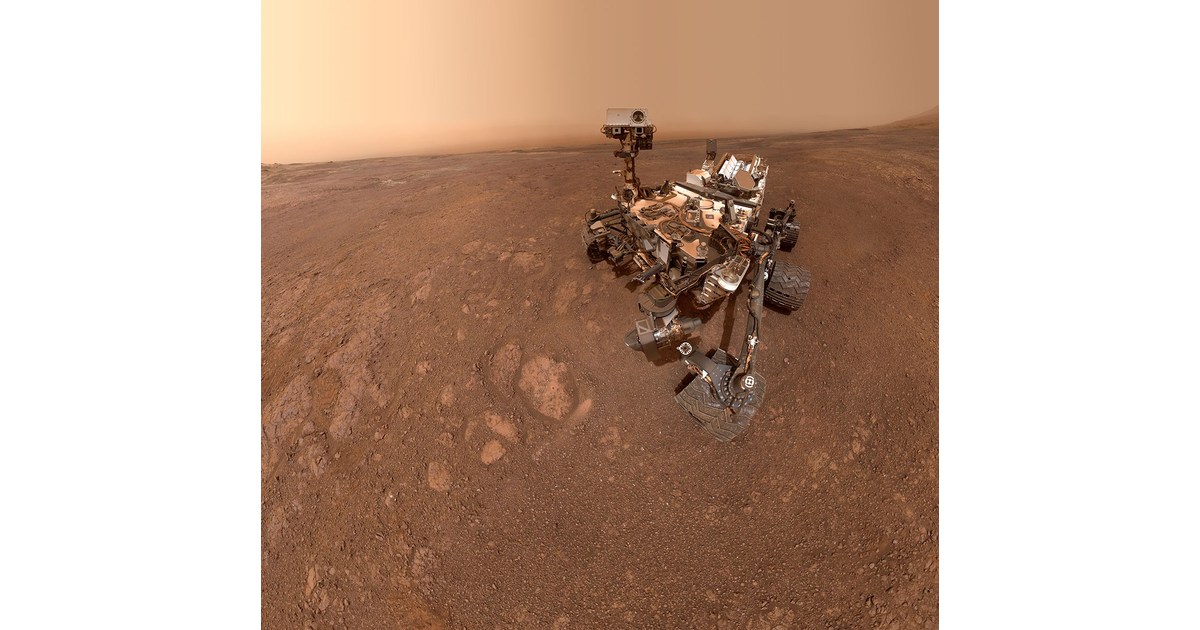 Autorretrato de Curiosity con sus seis ruedas sobre la superficie de Marte en Rock Hall.