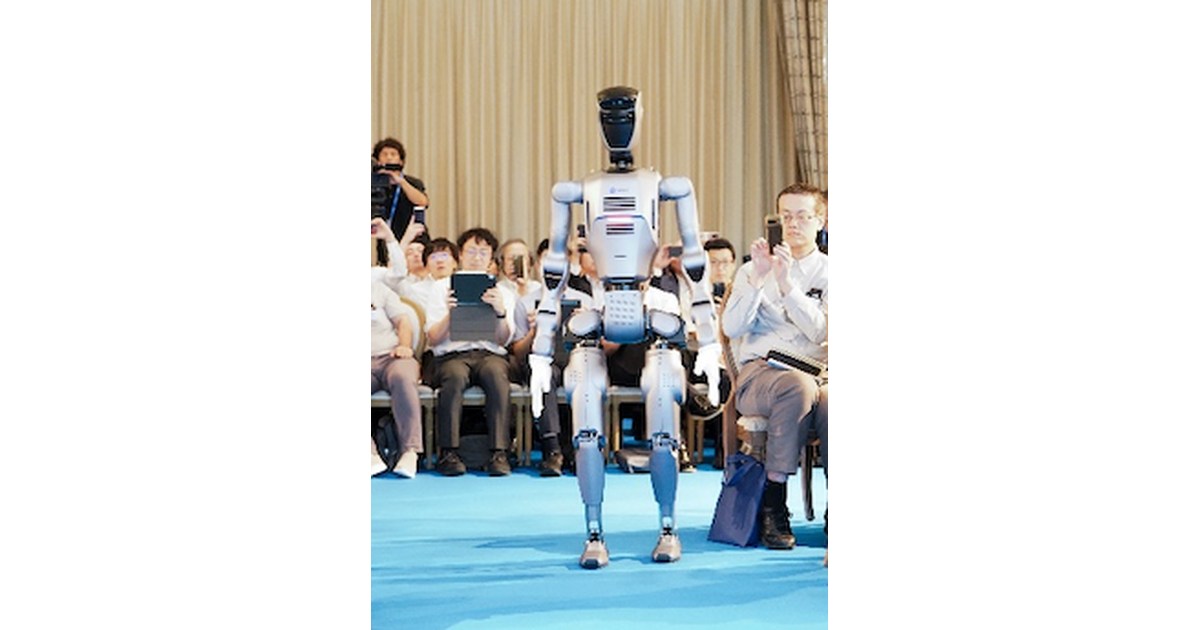 DOBOT Atom físico de cuerpo completo ante asistentes en la presentación de Nagoya