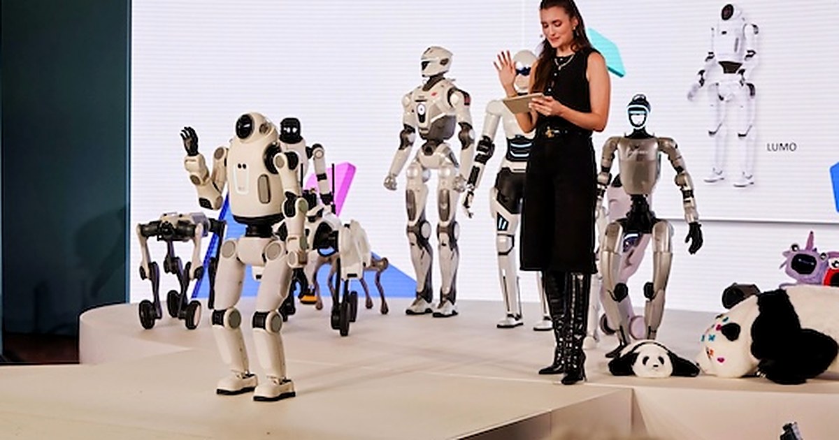 Fotografía oficial de DOBOT LUMO L1, el humanoide blanco situado en primer plano, durante la pasarela de robots de IFA Berlín.