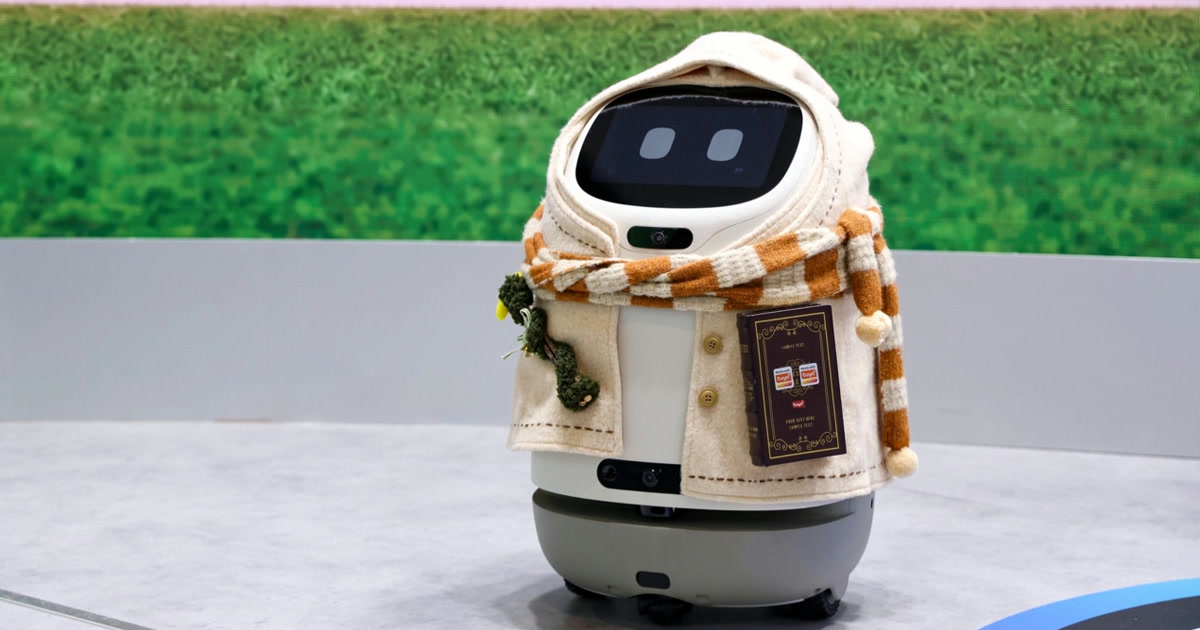 Robot Doova con pantalla, ruedas, abrigo y bufanda en una demostración de Tuya en IFA 2026.