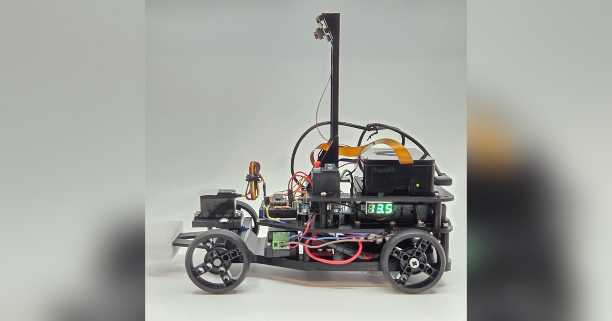Fotografía de Double-X de su coche robot completo visto de lado, con estructura de tres niveles y cámara en un soporte alto.