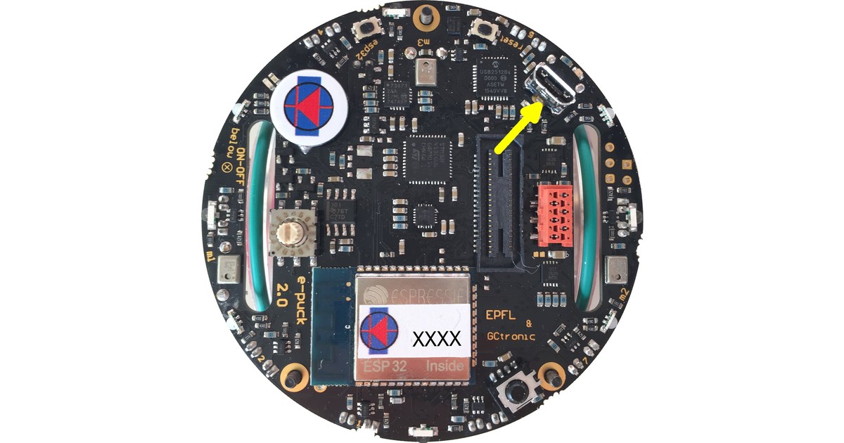 Vista superior de un e-puck2 real, con su placa circular y conectores señalados.
