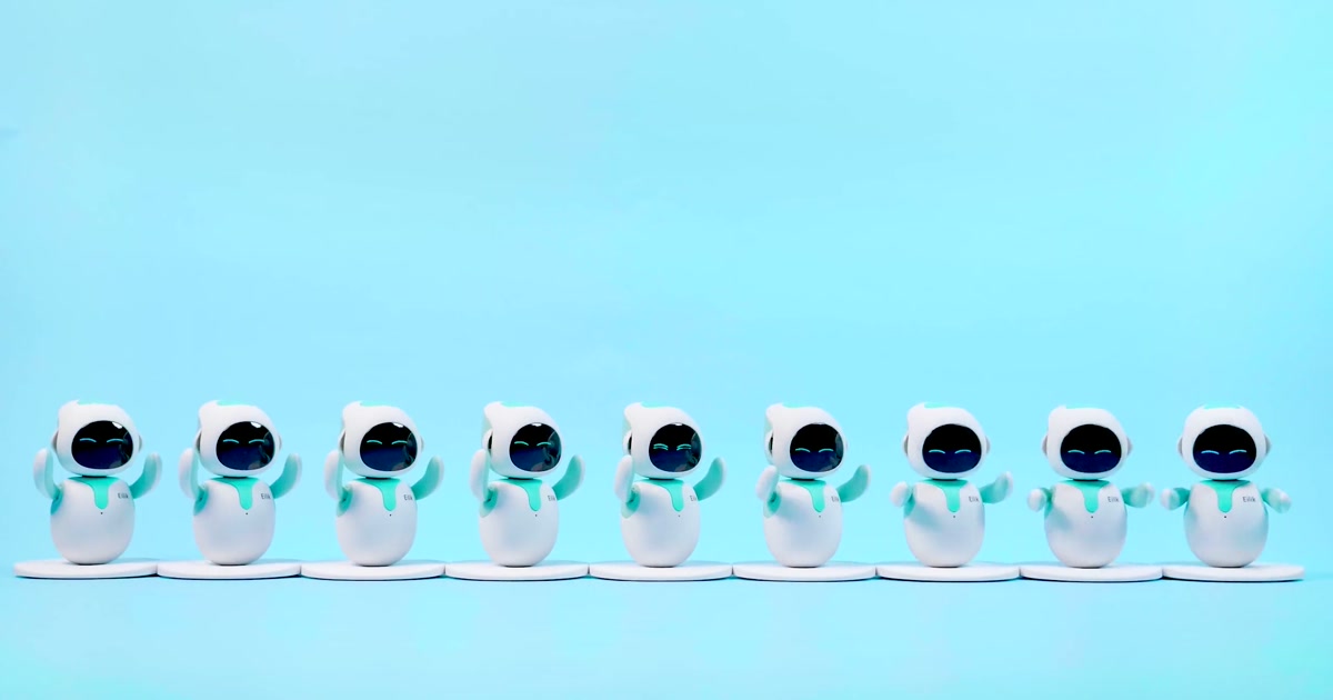 Varios robots Eilik conectados por sus bases y moviendo los brazos, en un fotograma del vídeo oficial de Energize Lab.