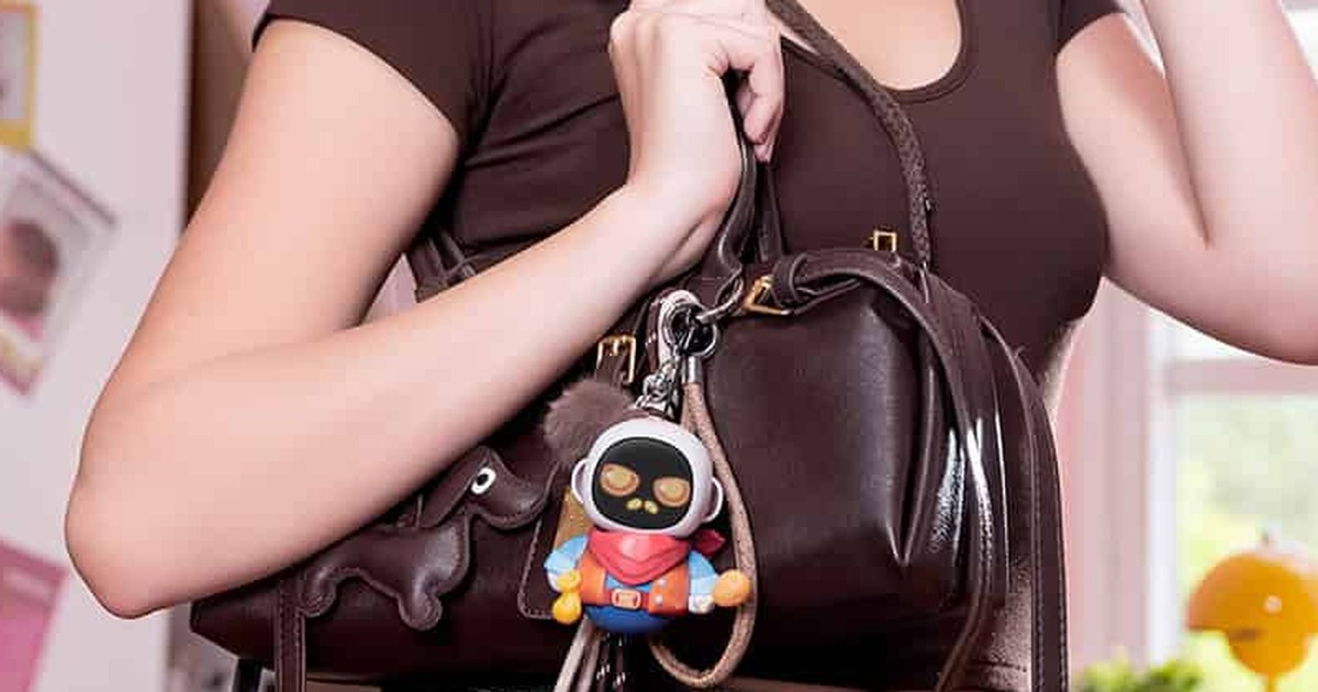Fotografía promocional oficial de un Eiliko con traje de vaquero colgado de un bolso marrón.