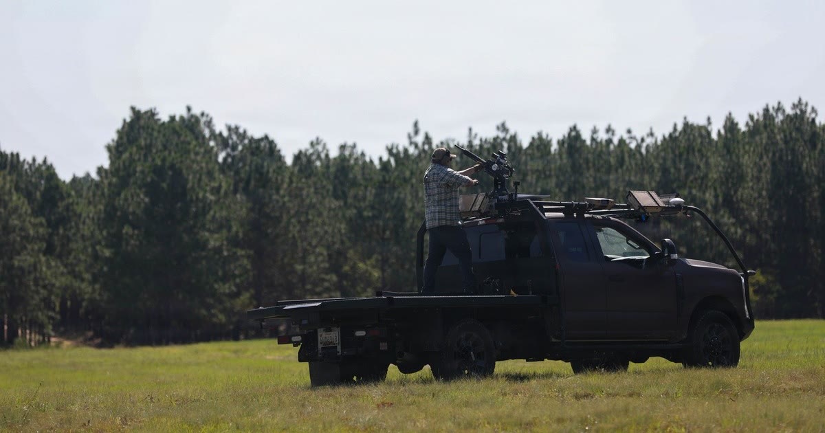 El Ejército de EE. UU. prueba un F-250 autónomo que abre brechas y derriba drones