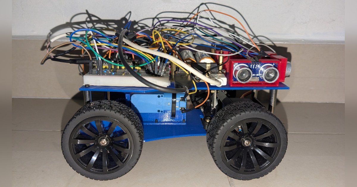 Fotografía de Encore V2 de su coche robot completo visto de lado, con estructura azul, cuatro ruedas y ultrasonidos.
