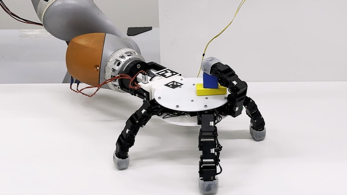 EPFL crea una mano robótica reversible que puede separarse del brazo y caminar hasta el objeto