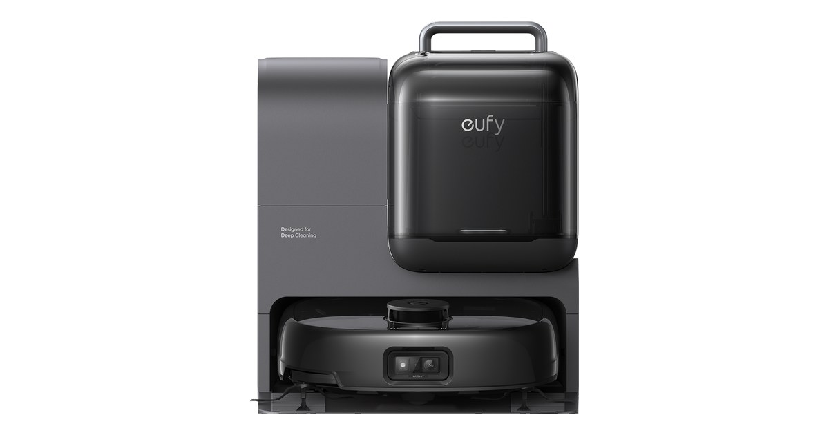 Eufy Omni E28 negro ante su estación, con el módulo quitamanchas portátil instalado en la parte superior
