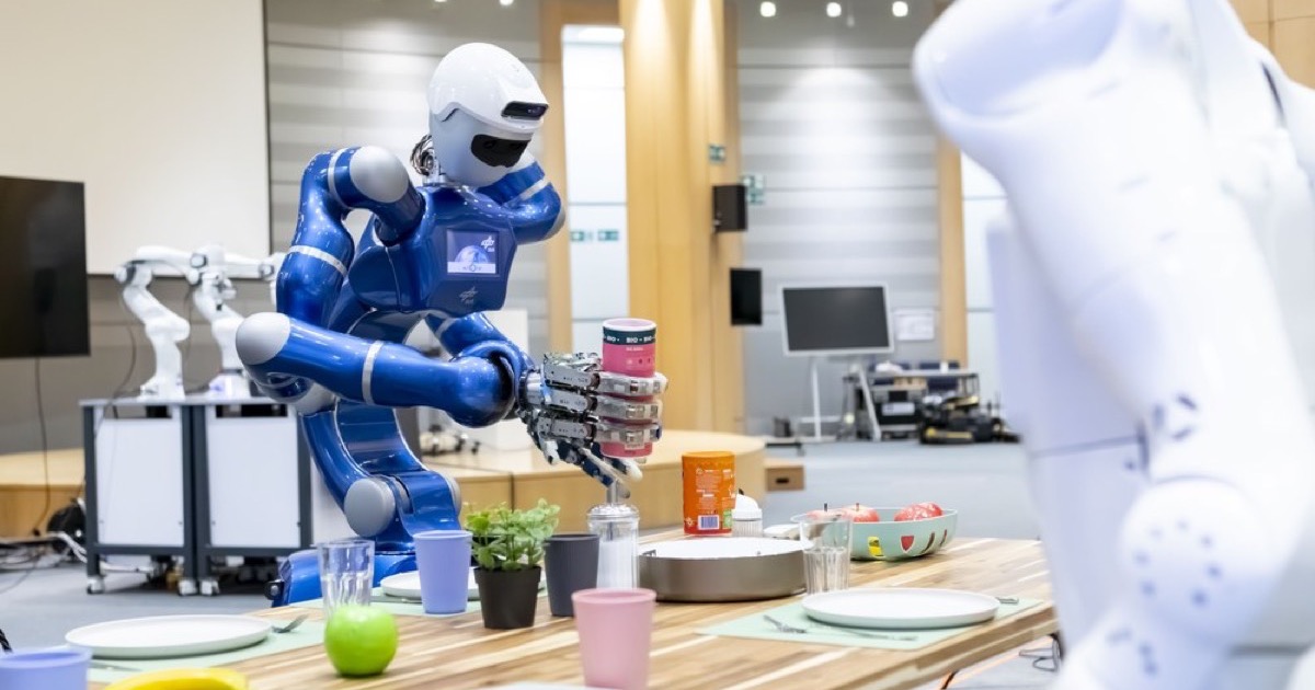 euROBIN coordina cuatro robots para recoger una mesa