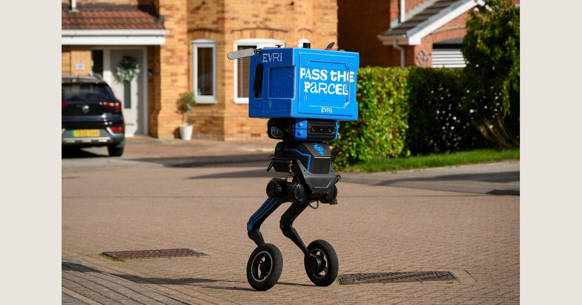 Robot IRIS con caja azul de Evri, dos patas articuladas y ruedas, fotografiado completo en una calle residencial de Barnsley.
