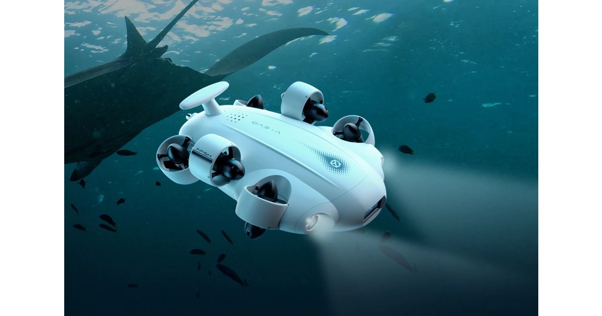Render oficial del FIFISH V-EVO blanco completo bajo el agua, con los propulsores y la cámara visibles.