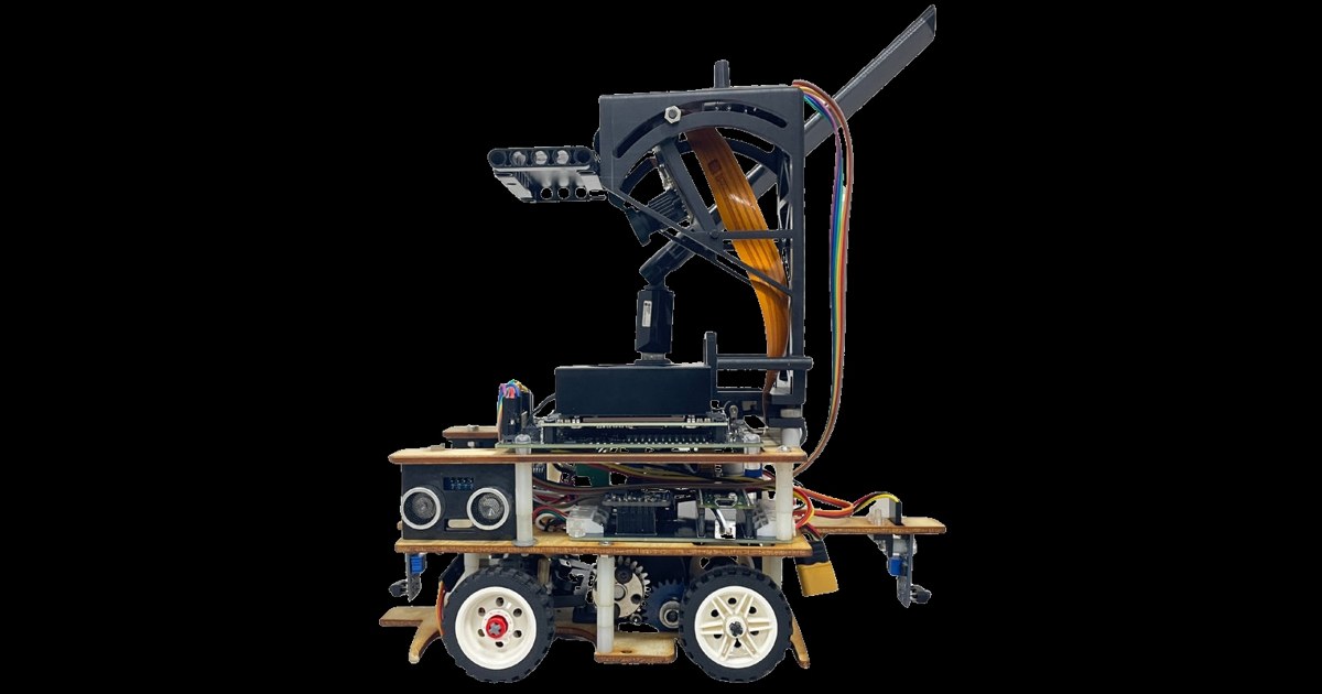 Fotografía de Fire On All Cylinders de su robot completo visto de lado, con plataformas de madera, ruedas claras y soporte elevado de percepción.