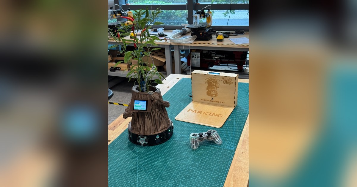 Fotografía de Hongfeng Yu de Forest Fairy completo, con una planta de chile, pantalla frontal y base de tres ruedas, junto a su estación y mando.