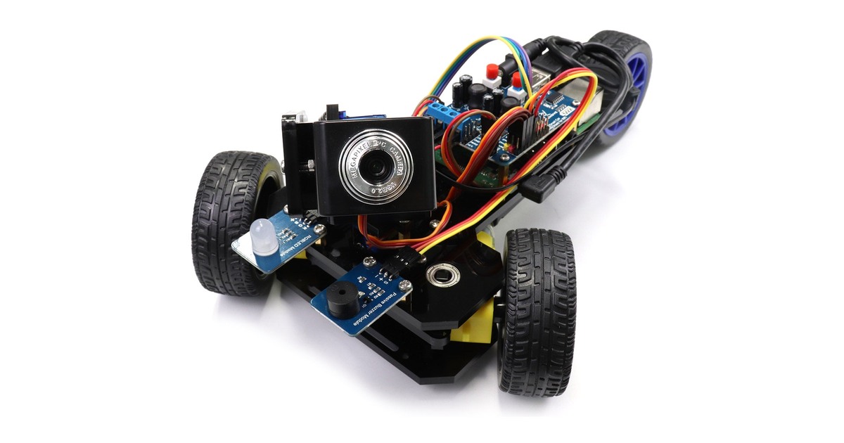 Freenove 3WD Robot Car montado con cámara sobre el chasis.