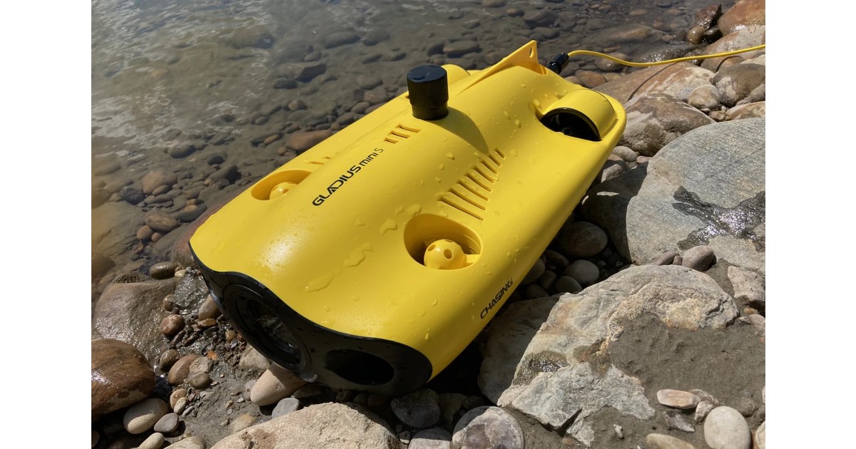 GLADIUS MINI S amarillo completo sobre rocas junto al agua, con su cable conectado.