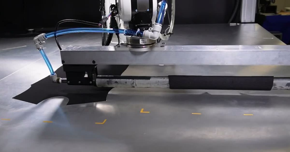 Un robot alinea tejidos antes de coser con precisión milimétrica
