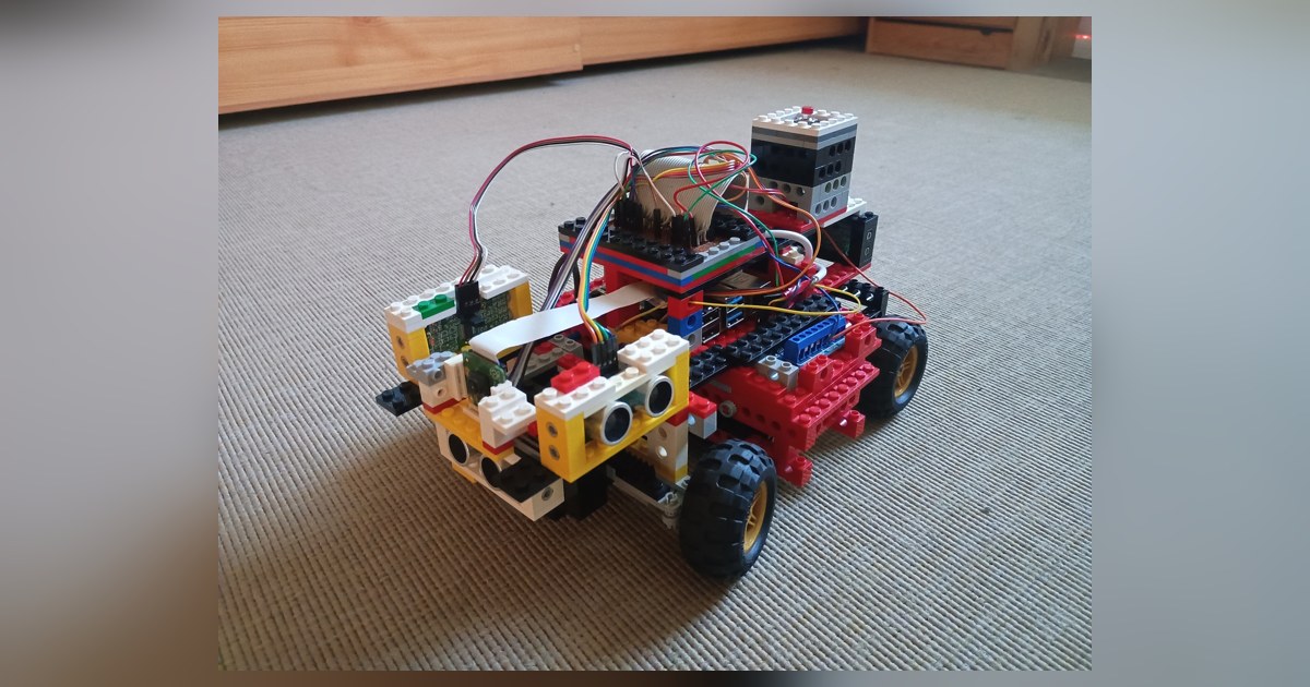 Fotografía publicada por Equipo Wacha, Boróka y Benedek de HunBCSZIG Future Engineers 2026, con el cuerpo completo, sus ruedas y los sensores visibles en el montaje físico.