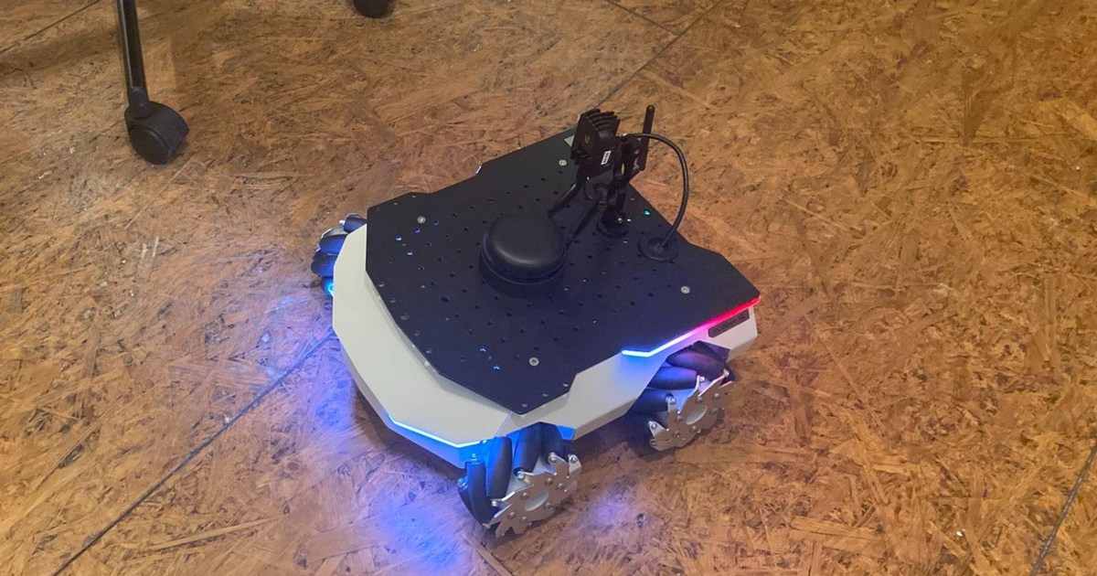 Fotografía oficial de un ROSbot XL con cámara Luxonis, LiDAR y ruedas mecanum sobre el suelo de una oficina; corresponde a una demostración anterior del fabricante.