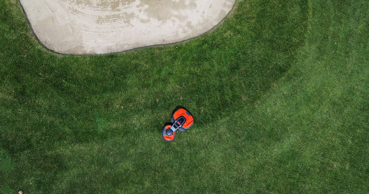 Barton Hills mantiene su campo de golf con 30 robots Husqvarna