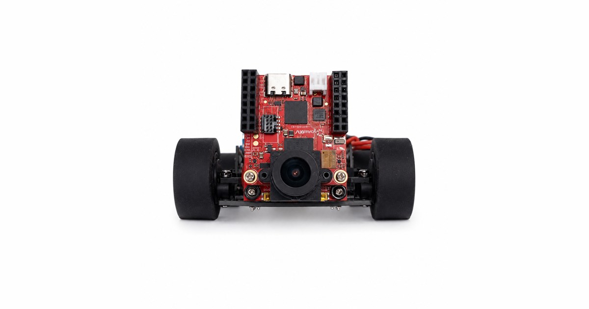 Fotografía de HyperLine Robotics de su vehículo completo visto de frente, con ruedas negras, cámara y electrónica sobre el chasis PCB.
