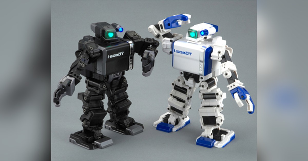 Dos versiones de i-SOBOT de Tomy, de cuerpo entero.