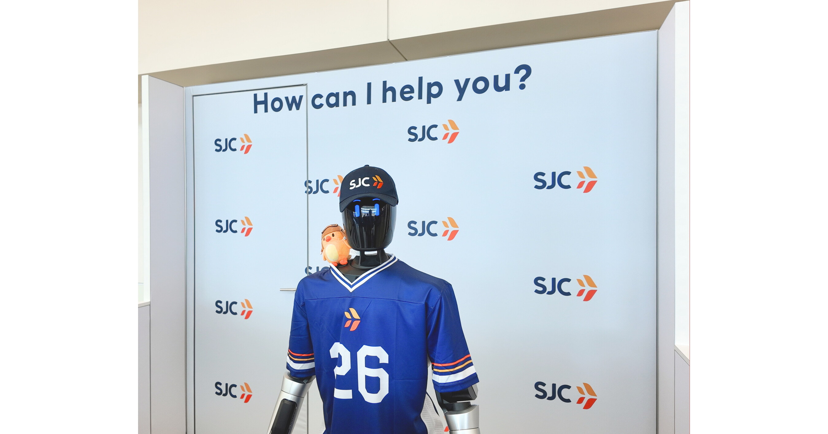 IntBot llega al aeropuerto de San José y pone a prueba si un humanoide sirve de verdad para orientar viajeros