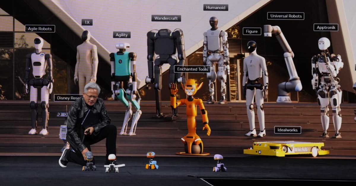 Jensen Huang agachado junto a cuatro Microduck en el escenario de GTC Berlín 2026, con imágenes de otros robots al fondo.