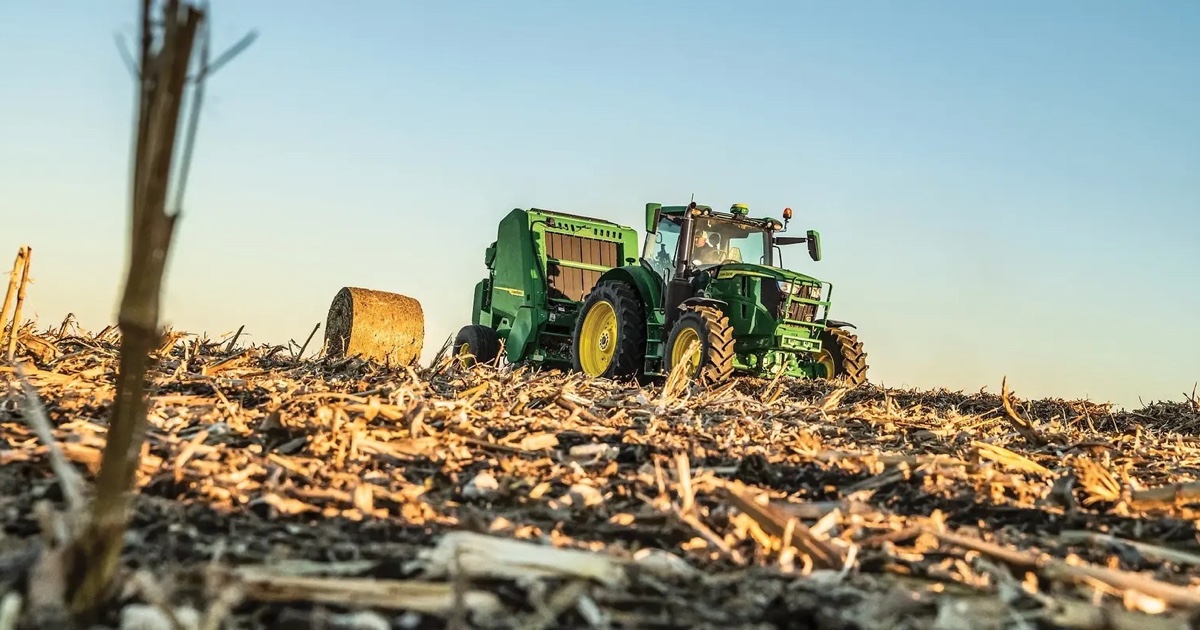 John Deere automatiza la conducción y el empacado de rastrojos