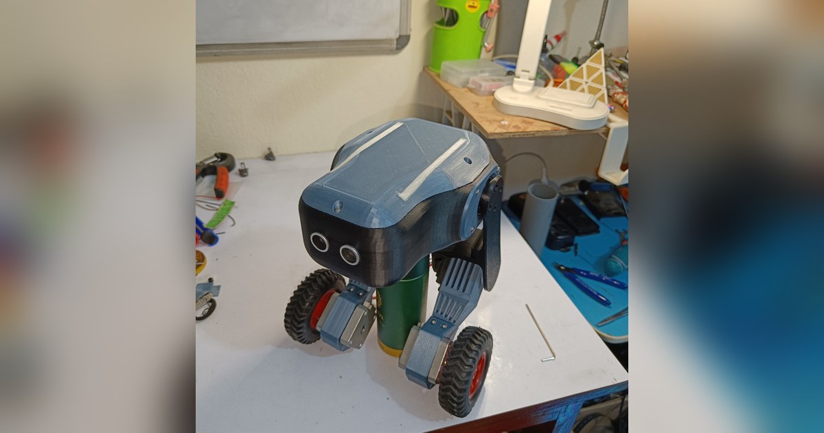 Fotografía de kairobyte del robot completo ensamblado, con dos patas y ruedas, apoyado sobre el banco de trabajo.