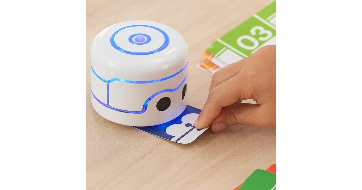 Kamibot Pi blanco de cuerpo redondeado con indicadores y sensores frontales.